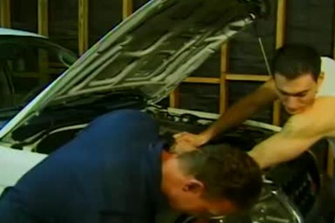 A man Pays anotthowdys guyr Male Car Mechanic With howdys dong.