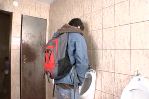 XS - Public bathroom unprotected