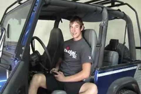 Rthis fellowtt receives A handjob