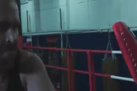 Boxeador cachondo follando con entrenador en el ring