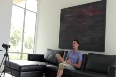 Timid Bottom At A gaycasting