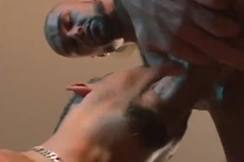 Pareja de musculosos follando en el sofa