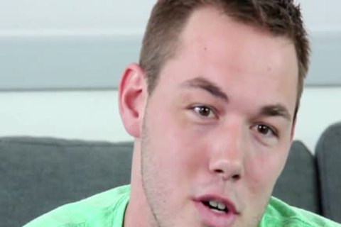 gaycasting With A tiny Town Texan