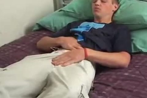 Aroused guy receives his rampecker sucked