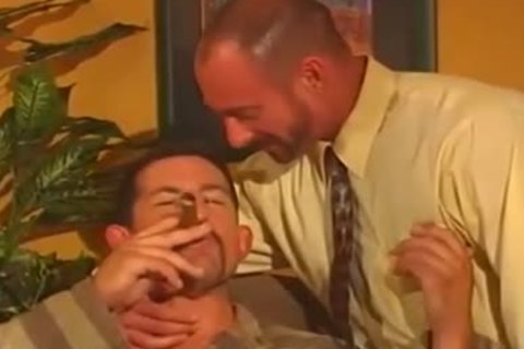 Se fuma un puro y se folla al director de la prision