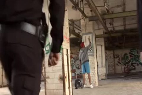 Dos Guardas De Seguridad Se Follan A Un Grafitero