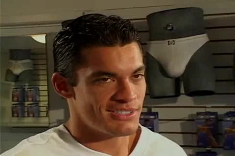 Follandose Al Dependiente De La Tienda De Calzoncillos