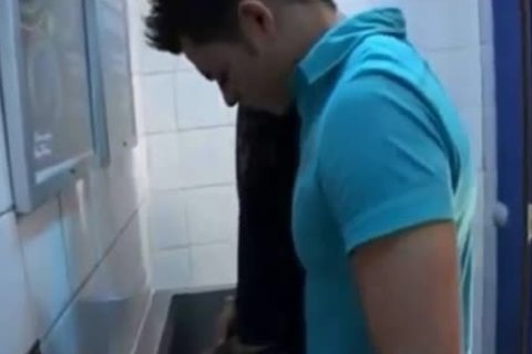 Tw-nks pound At The Club