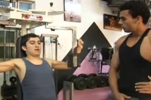 Ripped stud sucks And bangs A Skinny twink In The Gym