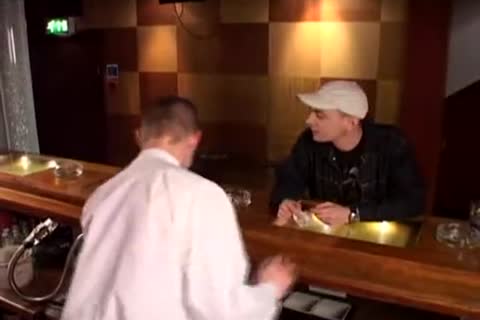 waiters Behowdynd The Counter