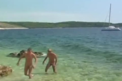 Tw-nks booty plow beneath The Sun