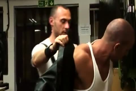 M3N 4T W0RK 3 H0T AND SW34TY SC2/4