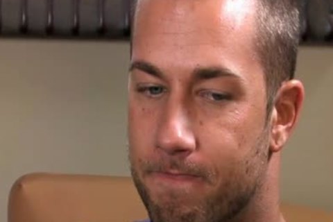 lusty BODY BUILDER SHOWS OFF helloS dong