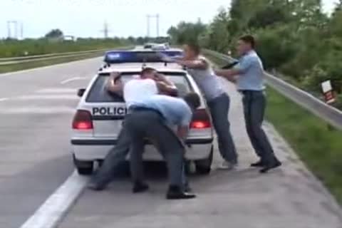 Preso Se Deja Comer Del Policia