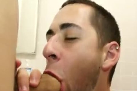 sucking In Tthowdys man bathroom - Factory episode