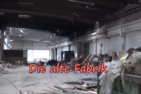 longing Sich Beobachten Zu La-holeen. Wichsen In Einer GroÃŸen Halle.