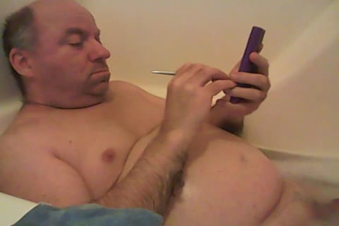 Shaving In Tthowdys man Tub!!!