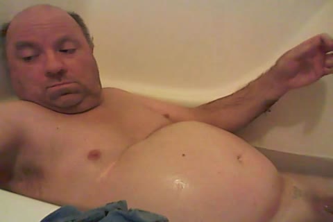 Shaving In Tthowdys man Tub!!!