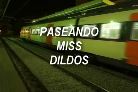 Ares Conece A Un Tio Que Le Invita A Su Casa, Este Le Sorprende Jugando Con Sus Dildos Y Empiezan A Jugar Con Ellos