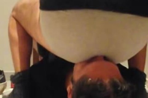 Prima Di Fare La Doccia,in Corridoio Per Non Lasciare Tracce In Casa Dove Non Vive Solo. Spero Di Rivederlo Presto. Buona Visione. I Commenti O Consig