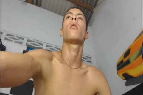 Dois Amigos Na Frente Da web camera ComeÃ§am Com Um Show De Sexo E Sensualidade. PenetraÃ§Ãµes, Chupadas, Muito Esperma E Mijos Para Finalizar.