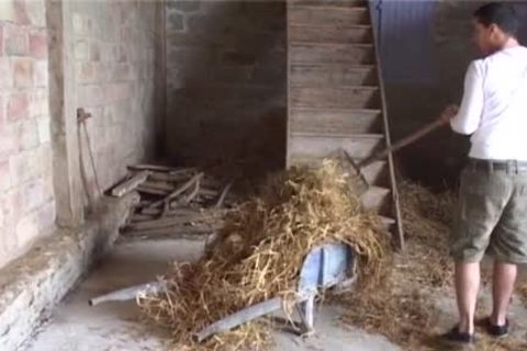 this chab Invites his Two friends To slam him In Tthis chab Barn