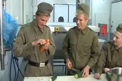 Gruppensex In Uniform