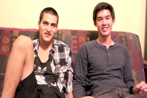 Twee Jonge Jongens Op De Bank