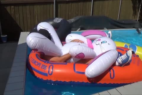 Lustvoll Ficke Ich Den Aufblashasen Im Schlauchboot Dann Im Pool Und Auf Der Luftmatratze Bespritze Ich Ihn Mit Sperma.