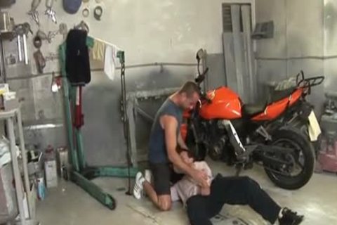 guy gets bare Rammed