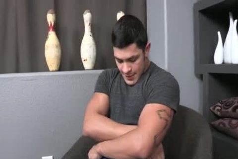 Solo muscled hunk cumshot
