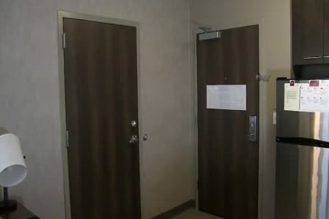 Hotel Suite thraldom