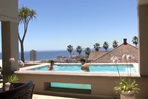 dong Play In The Water