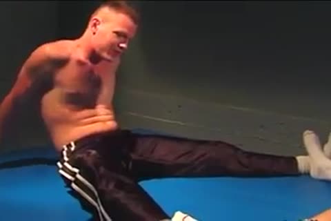 Kiss And take up with the tongue Feet And slam