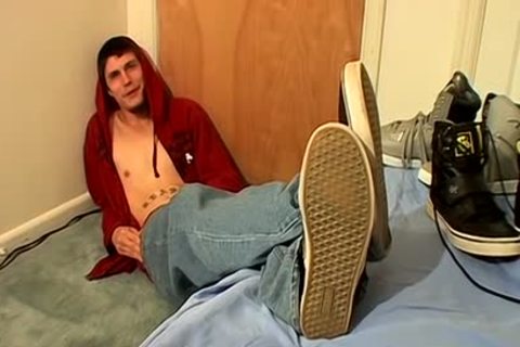 Skater guy Jerking His dick And Showing Off His Feet