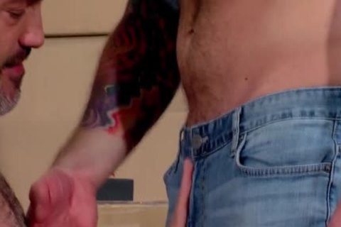 Muscled Bear fucked homosexual