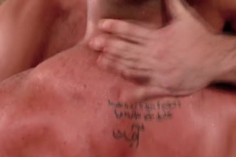 Muscled guy sucks rod