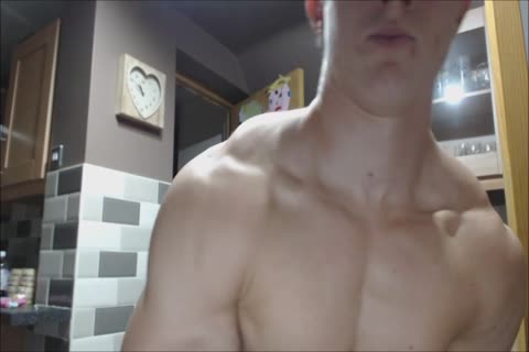 Nathan Green Flexing