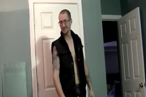 Nerdy Tattoed boy bonks A large dark man