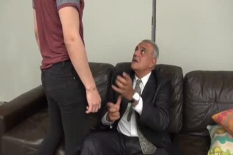 Latin Daddy Bear bonks Latin teen raw