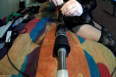 Fi Fi In darksome With nailing Machine HAND dildo FRONT