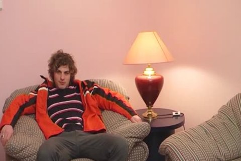 Um Jovem Que Gosta De Mexer Na Sua Rola