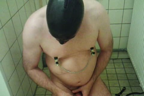 bondman Dinking Own Pis