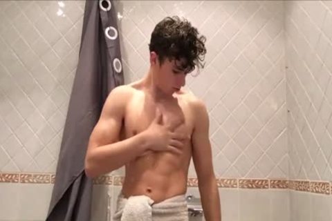 Muscle Hunk Flexes And Cums On cam