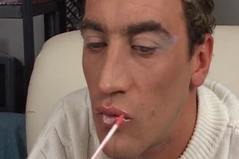 Non-passable homo man In Drag Jerks Off