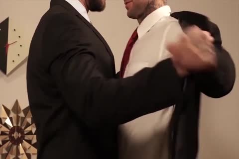 Sixpack gay Goes All The Way In Public