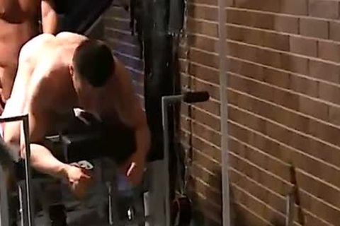 Muscle jock receives Fisted