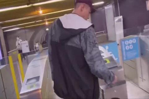 ID-Encontrei Um Moleque Gostoso No Metro