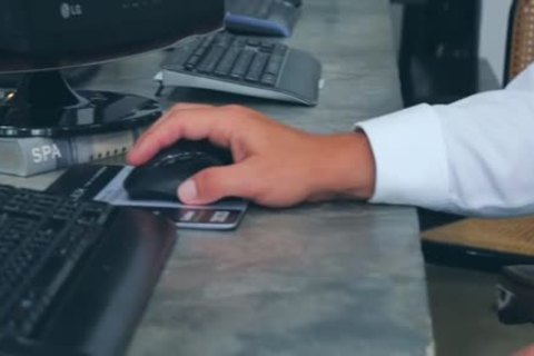 Peeping Photographer (Kike Gil, Leo Rosso)