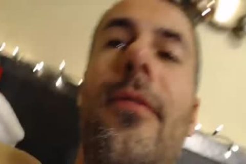 wild guy Masturbates In Live